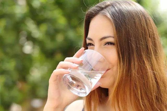 Không uống đủ nước khiến cơ thể mất nước, 8 căn bệnh này có thể sẽ "âm thầm" tìm đến bạn - Ảnh 2. Không uống đủ nước khiến cơ thể mất nước, 8 căn bệnh này có thể sẽ "âm thầm" tìm đến bạn - Ảnh 2.