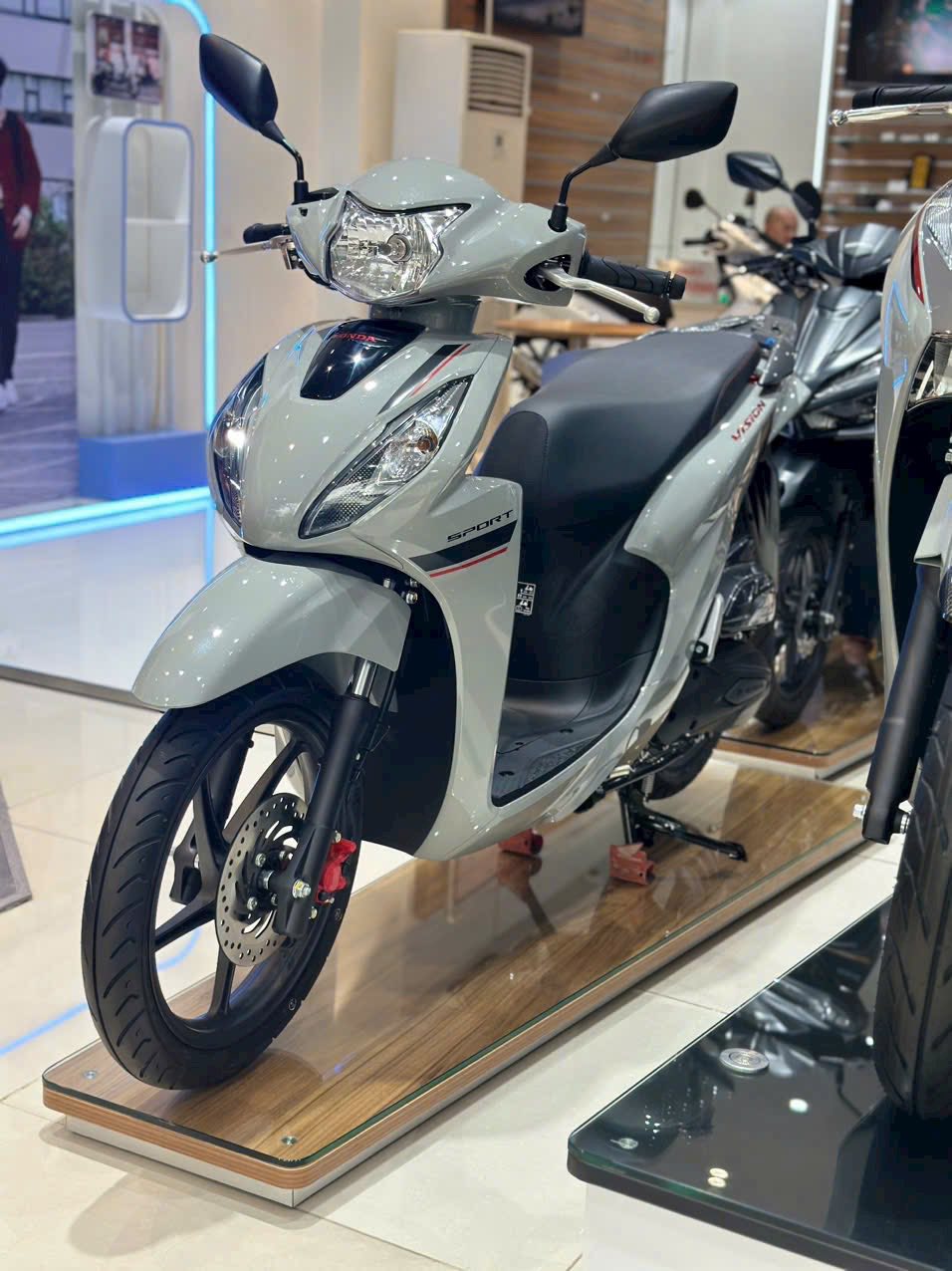 Honda Vision giảm hơn 20 triệu đồng so với thời điểm sốt giá - thấp hiếm có trong lịch sử - Ảnh 4. Honda Vision giảm hơn 20 triệu đồng so với thời điểm sốt giá - thấp hiếm có trong lịch sử - Ảnh 4.