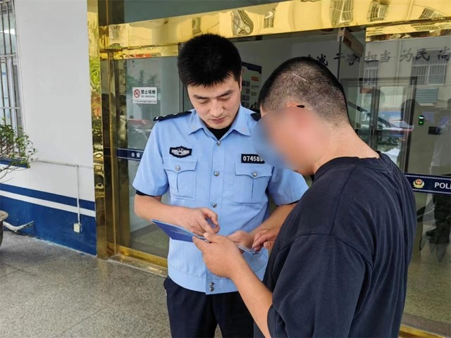 Sáng ra ngân hàng gửi 20 tỷ đồng, đến chiều toàn bộ số tiền đã "bốc hơi": Cú nhấp chuột tai hại khiến người đàn ông sập bẫy lừa đảo không ngờ tới - Ảnh 1. Sáng ra ngân hàng gửi 20 tỷ đồng, đến chiều toàn bộ số tiền đã "bốc hơi": Cú nhấp chuột tai hại khiến người đàn ông sập bẫy lừa đảo không ngờ tới - Ảnh 1.