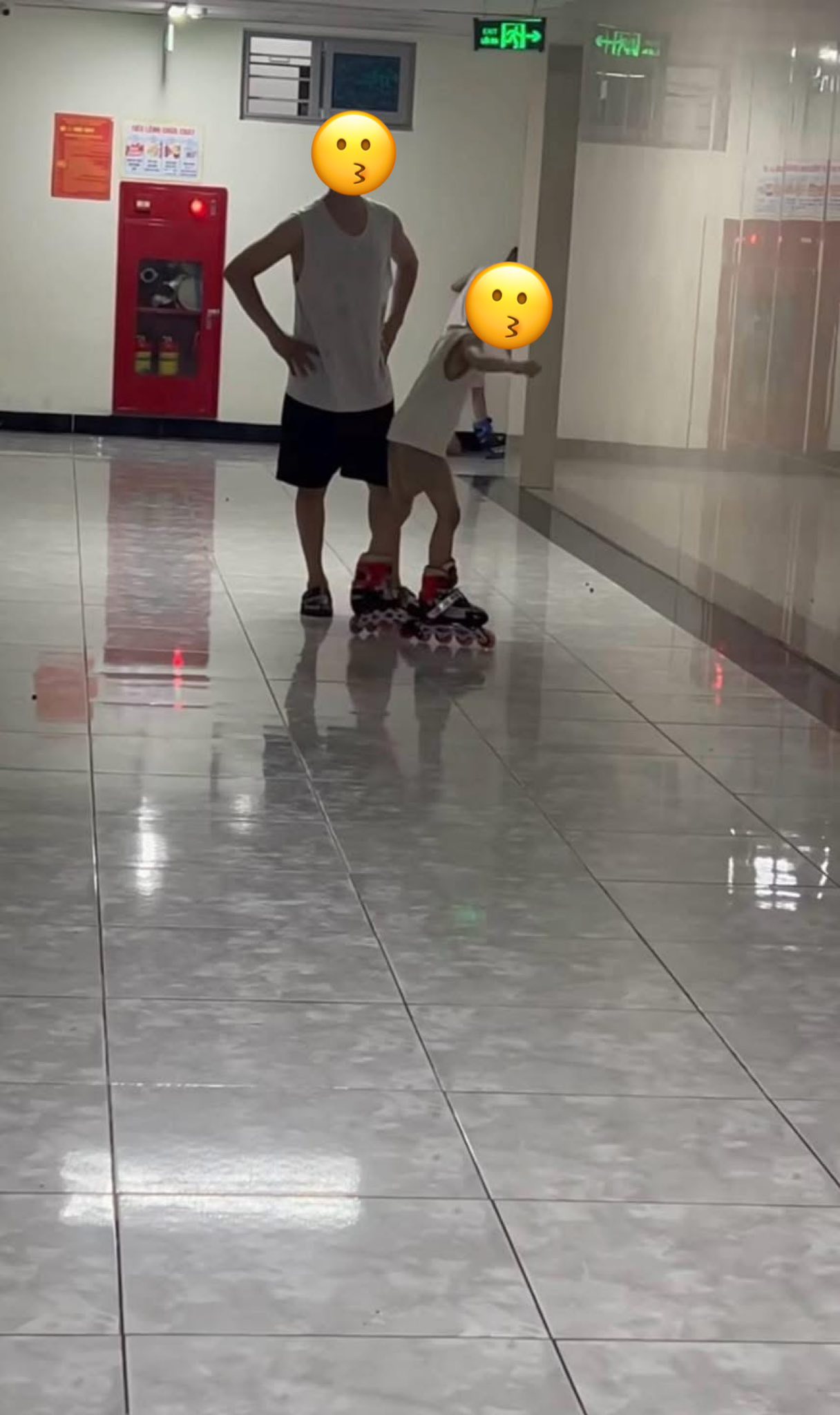 Hàng xóm cho con trượt patin ở hành lang chung cư, bị góp ý thì nói: Hàng xóm cho con trượt patin ở hành lang chung cư, bị góp ý thì nói: