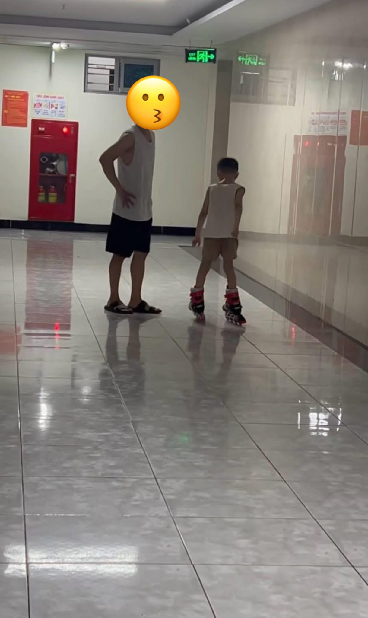 Hàng xóm cho con trượt patin ở hành lang chung cư, bị góp ý thì nói: Hàng xóm cho con trượt patin ở hành lang chung cư, bị góp ý thì nói: