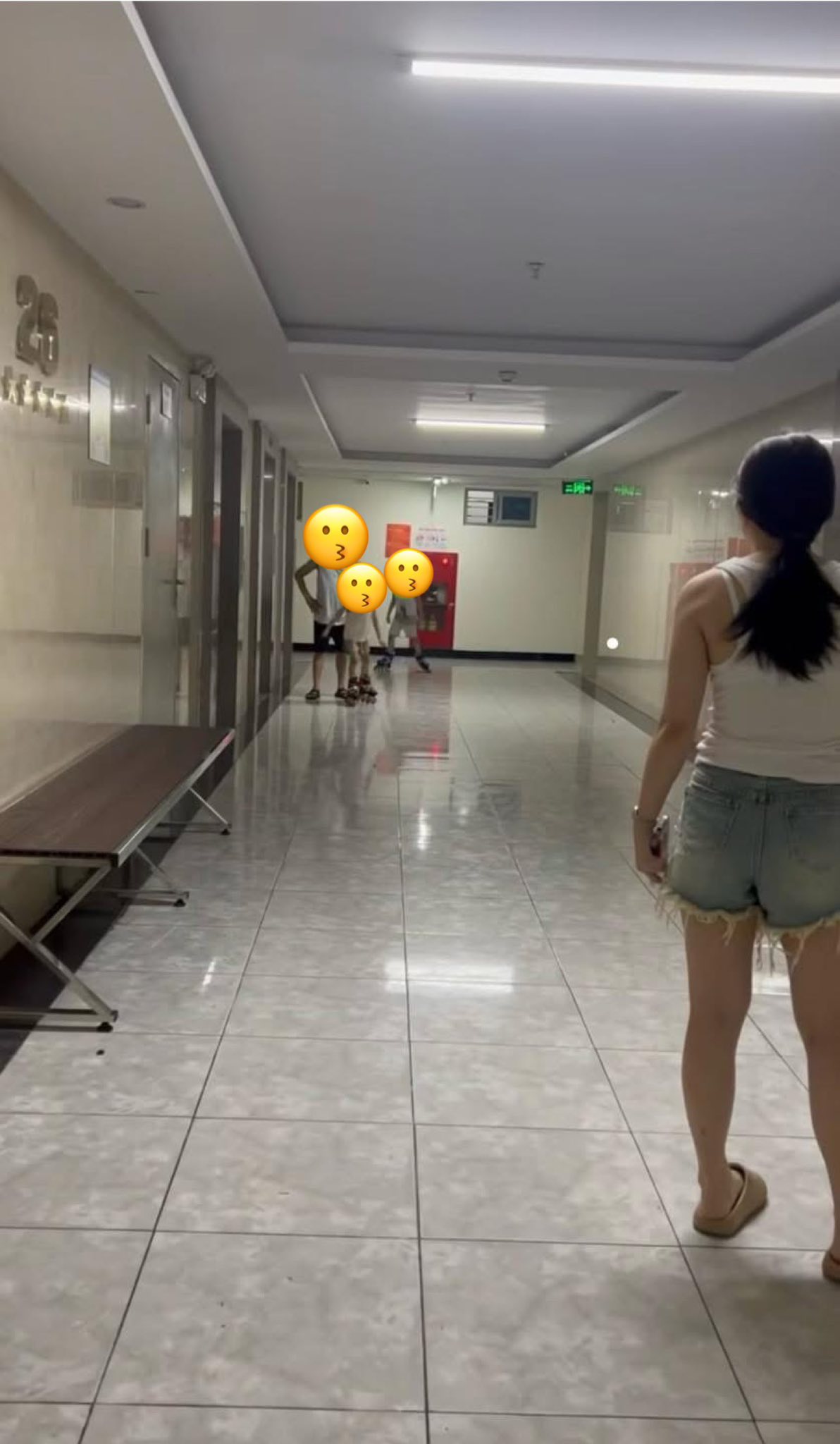 Hàng xóm cho con trượt patin ở hành lang chung cư, bị góp ý thì nói: "Thích thế đấy, xuống mà báo bảo vệ"- Ảnh 3. Hàng xóm cho con trượt patin ở hành lang chung cư, bị góp ý thì nói: "Thích thế đấy, xuống mà báo bảo vệ"- Ảnh 3.