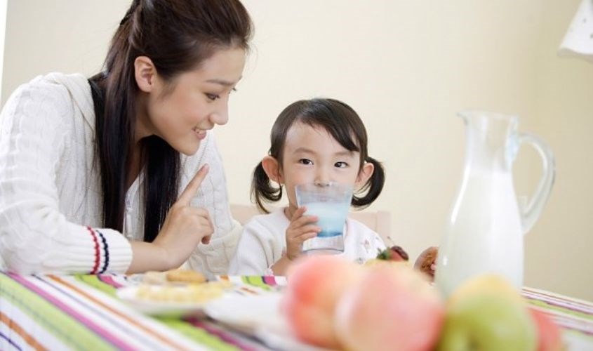 Cho con uống 2-3 hộp sữa mỗi ngày để mong con cao lên, các mẹ coi chừng quên mất điều quan trọng này- Ảnh 3. Cho con uống 2-3 hộp sữa mỗi ngày để mong con cao lên, các mẹ coi chừng quên mất điều quan trọng này- Ảnh 3.