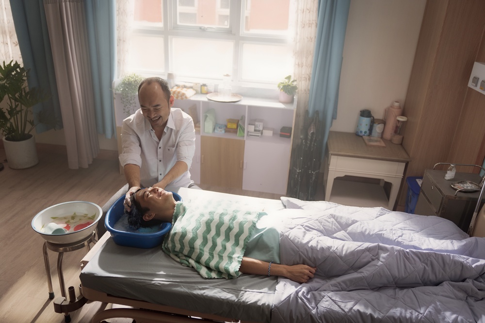 Đây đích thị là phim Việt đáng hóng nhất hè này, nam chính nằm 1 chỗ cũng khiến khán giả bật khóc - Ảnh 3. Đây đích thị là phim Việt đáng hóng nhất hè này, nam chính nằm 1 chỗ cũng khiến khán giả bật khóc - Ảnh 3.