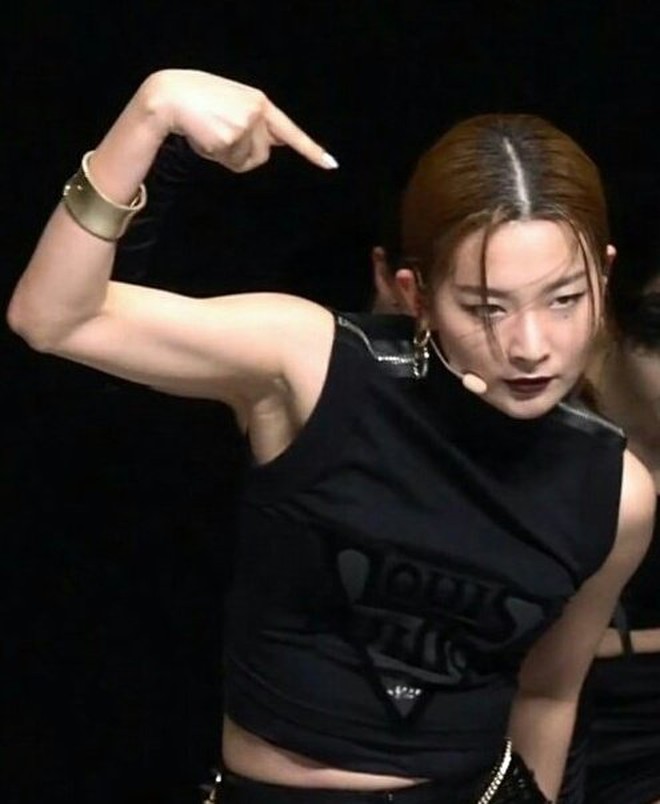 Netizen sốc vì bắp tay của Seulgi- Ảnh 3. Netizen sốc vì bắp tay của Seulgi- Ảnh 3.