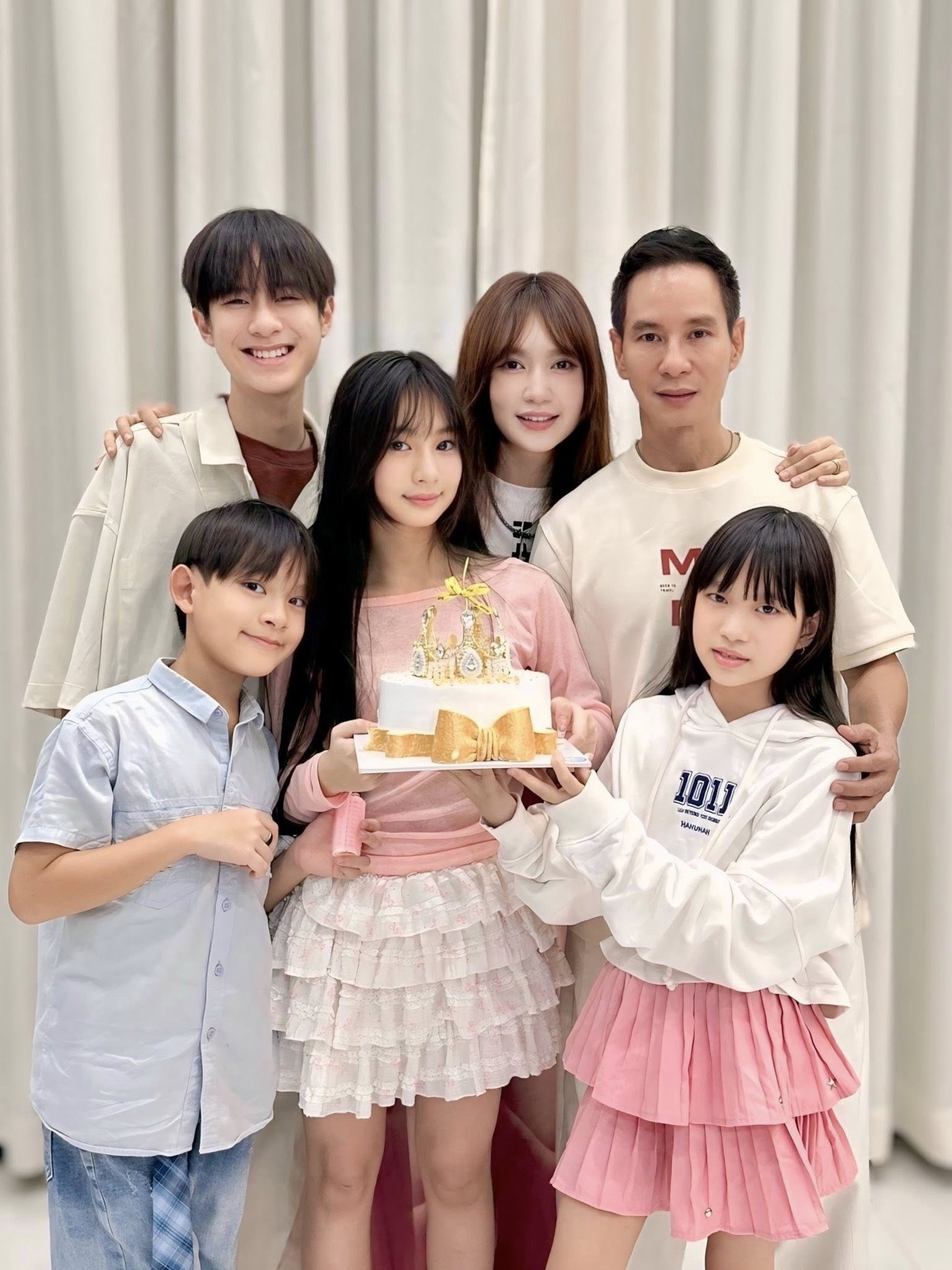 Ái nữ nhà Lý Hải - Minh Hà thổi nến mừng tuổi 12, dân tình trầm trồ vì một đặc điểm gen quá trội- Ảnh 1. Ái nữ nhà Lý Hải - Minh Hà thổi nến mừng tuổi 12, dân tình trầm trồ vì một đặc điểm gen quá trội- Ảnh 1.