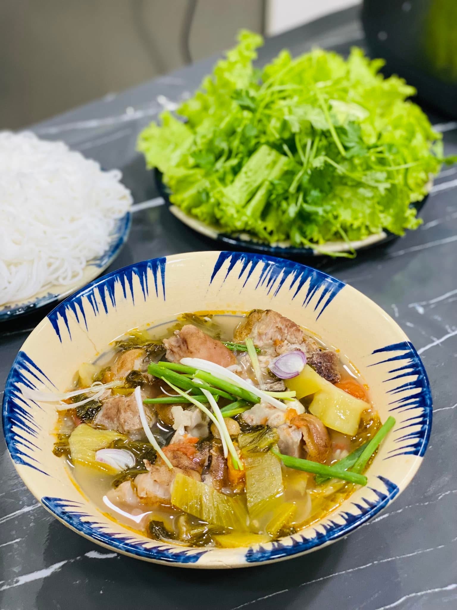 Bún chân giò nấu cải chua: Món ngon dân dã đậm đà hương vị Việt - Ảnh 3. Bún chân giò nấu cải chua: Món ngon dân dã đậm đà hương vị Việt - Ảnh 3.