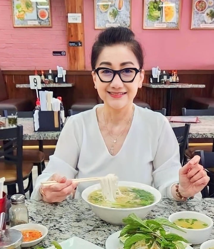 'Thần đồng cải lương' nổi tiếng phải đi làm bưng bê, sống cô đơn sau 2 đời chồng - Ảnh 3. 'Thần đồng cải lương' nổi tiếng phải đi làm bưng bê, sống cô đơn sau 2 đời chồng - Ảnh 3.