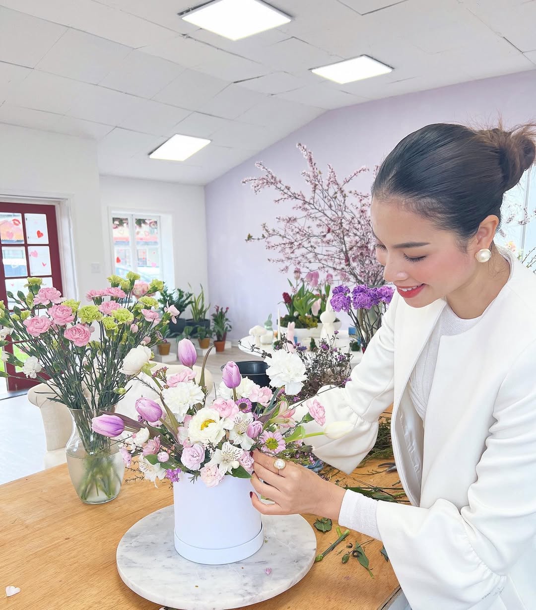 Phạm Hương ở Mỹ chi tiền triệu cắm hoa vẫn phải nhờ tới thứ này để nhà cửa thơm ngát - Ảnh 3. Phạm Hương ở Mỹ chi tiền triệu cắm hoa vẫn phải nhờ tới thứ này để nhà cửa thơm ngát - Ảnh 3.