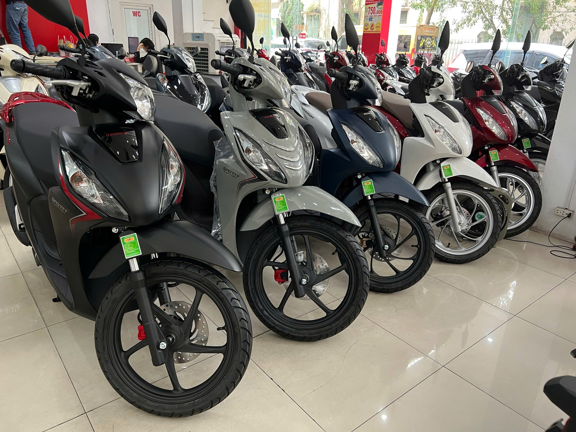 Honda Vision giảm hơn 20 triệu đồng so với thời điểm sốt giá - thấp hiếm có trong lịch sử - Ảnh 3. Honda Vision giảm hơn 20 triệu đồng so với thời điểm sốt giá - thấp hiếm có trong lịch sử - Ảnh 3.