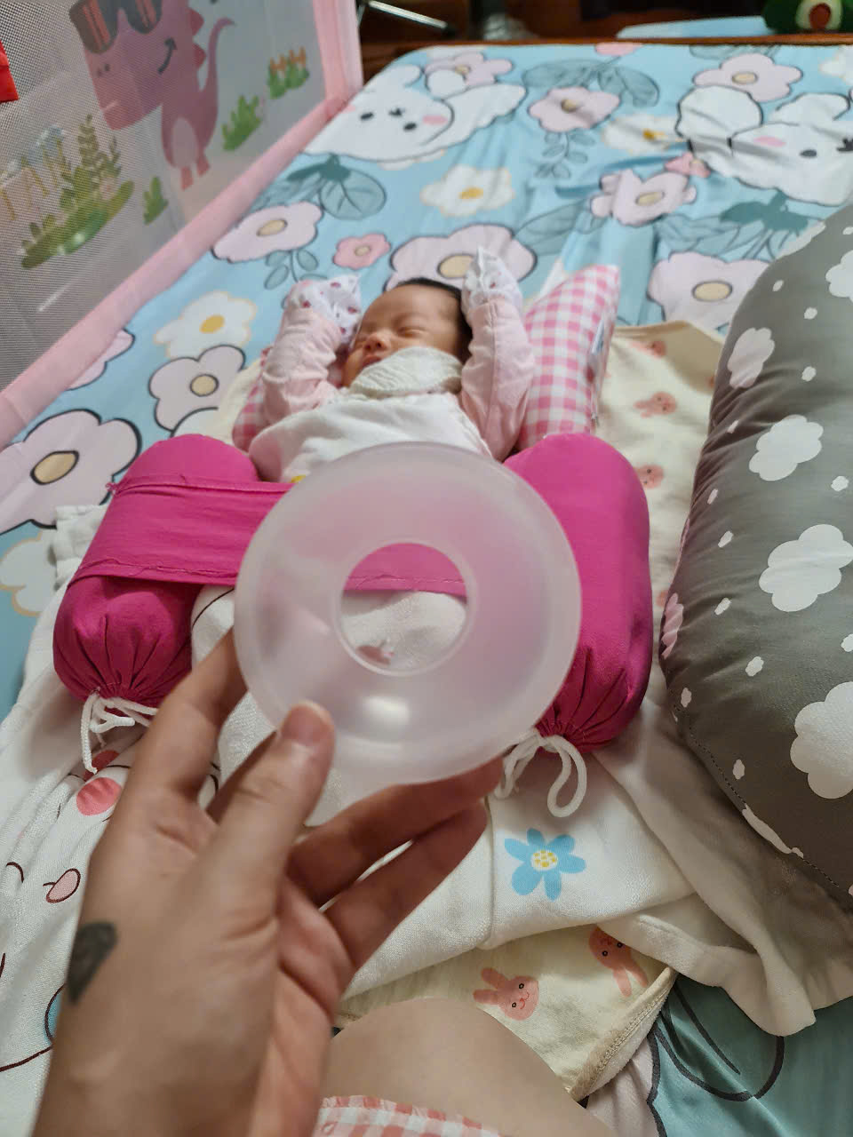 Khổ sở vì... quá nhiều sữa, mẹ bỉm này tìm mãi mới thấy cặp Khổ sở vì... quá nhiều sữa, mẹ bỉm này tìm mãi mới thấy cặp