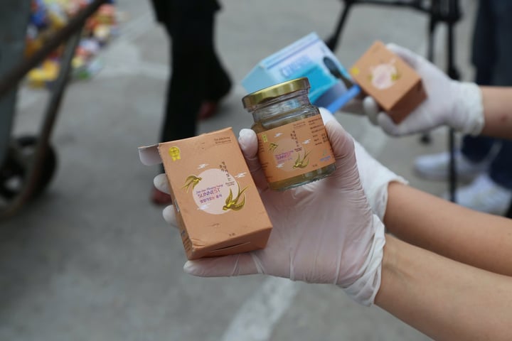 Hàng nghìn hộp thực phẩm chức năng hết hạn bị vứt ra bãi rác ở Quảng Ninh - Ảnh 3. Hàng nghìn hộp thực phẩm chức năng hết hạn bị vứt ra bãi rác ở Quảng Ninh - Ảnh 3.