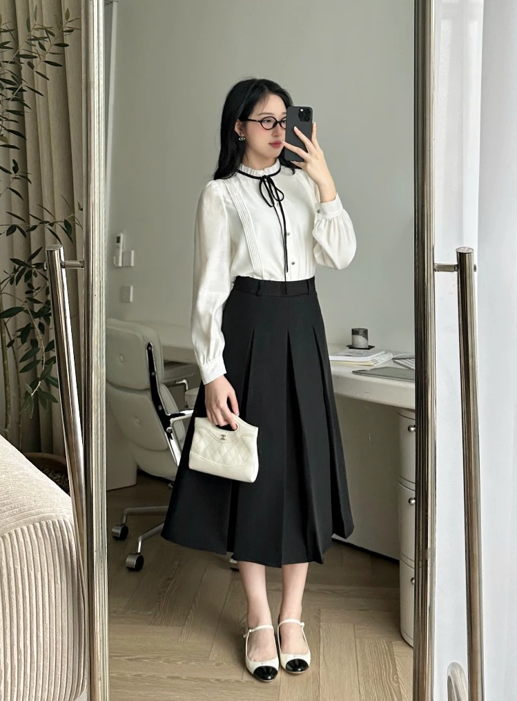 Hương Liên chuẩn "dâu hào môn": Diện set đồ hơn 1 tỷ, thắt lưng 20 triệu, tới dây buộc tóc cũng là hàng hiệu - Ảnh 7. Hương Liên chuẩn "dâu hào môn": Diện set đồ hơn 1 tỷ, thắt lưng 20 triệu, tới dây buộc tóc cũng là hàng hiệu - Ảnh 7.