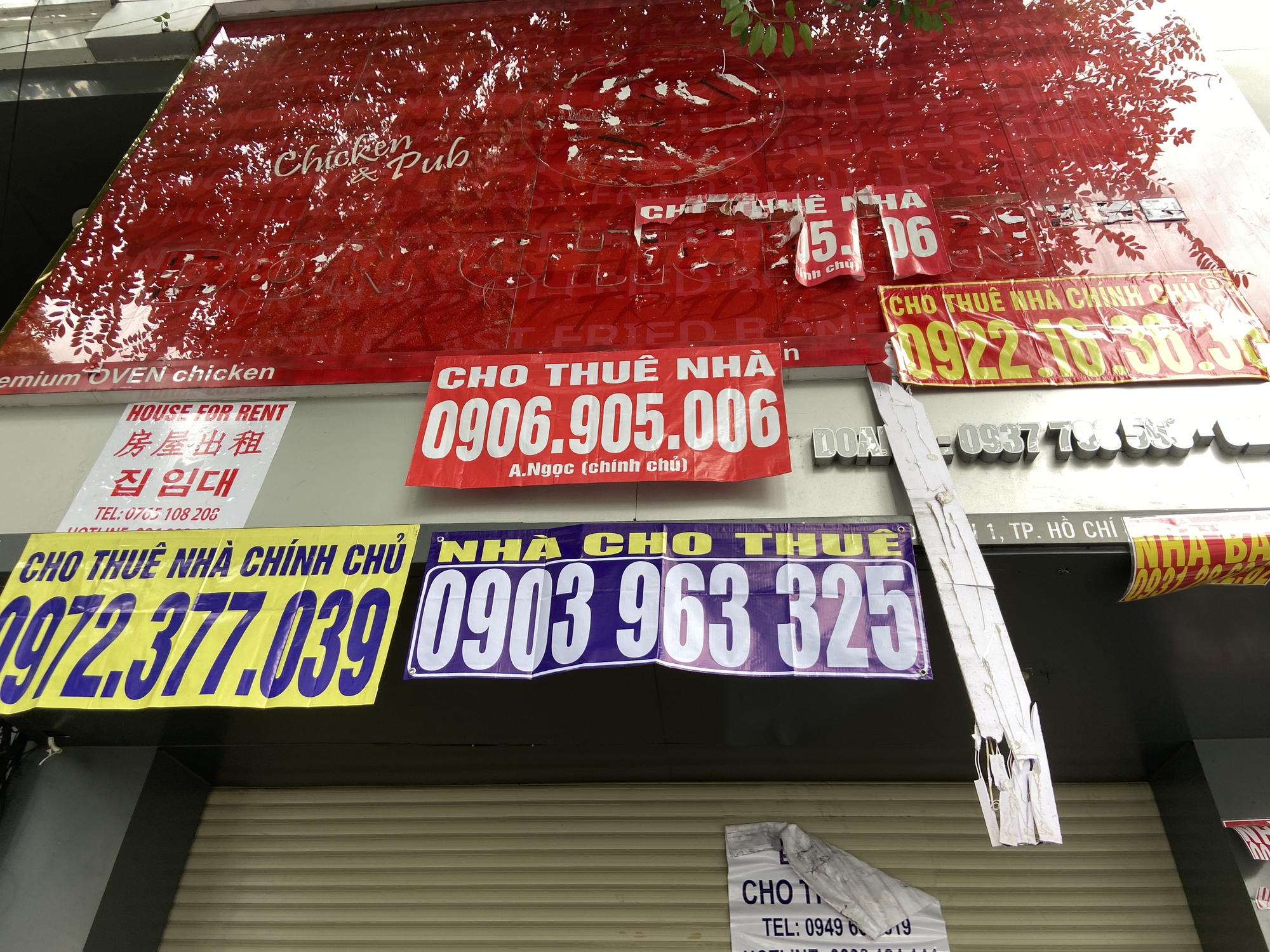 Khung cảnh lạ tại "khu nhà giàu" giữa lòng TP.HCM: Hàng loạt mặt bằng đóng cửa cho thuê, treo biển giảm giá vẫn không có khách - Ảnh 1. Khung cảnh lạ tại "khu nhà giàu" giữa lòng TP.HCM: Hàng loạt mặt bằng đóng cửa cho thuê, treo biển giảm giá vẫn không có khách - Ảnh 1.