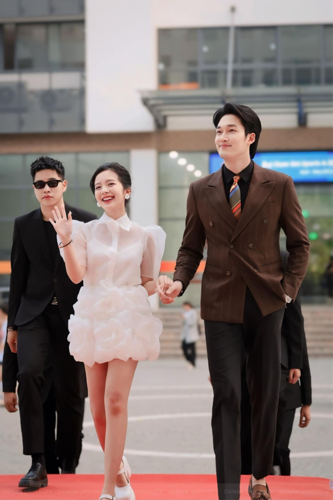 Diễn viên Đình Tú cầu hôn hot girl VFC sau thời gian dài hẹn hò bí mật - Ảnh 5. Diễn viên Đình Tú cầu hôn hot girl VFC sau thời gian dài hẹn hò bí mật - Ảnh 5.