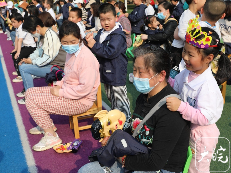 1000 trẻ mẫu giáo bỗng trở thành "nhân viên mát xa”, phải quỳ xuống rửa chân cho người lớn- Ảnh 1. 1000 trẻ mẫu giáo bỗng trở thành "nhân viên mát xa”, phải quỳ xuống rửa chân cho người lớn- Ảnh 1.