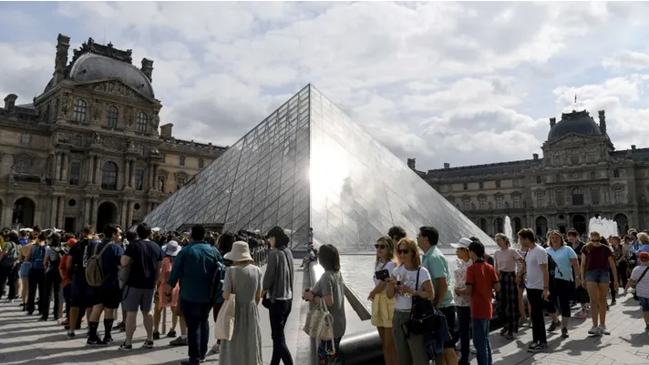Vì sao bảo tàng được ghé thăm nhiều nhất thế giới Louvre đóng cửa? - Ảnh 1. Vì sao bảo tàng được ghé thăm nhiều nhất thế giới Louvre đóng cửa? - Ảnh 1.
