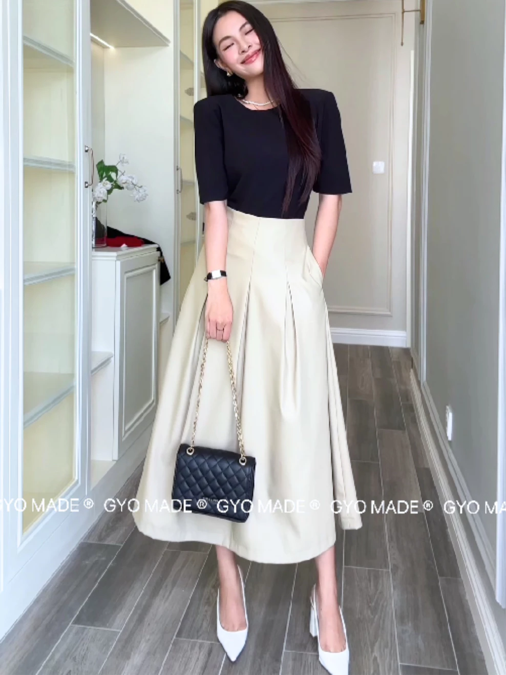 Hương Liên chuẩn "dâu hào môn": Diện set đồ hơn 1 tỷ, thắt lưng 20 triệu, tới dây buộc tóc cũng là hàng hiệu - Ảnh 11. Hương Liên chuẩn "dâu hào môn": Diện set đồ hơn 1 tỷ, thắt lưng 20 triệu, tới dây buộc tóc cũng là hàng hiệu - Ảnh 11.