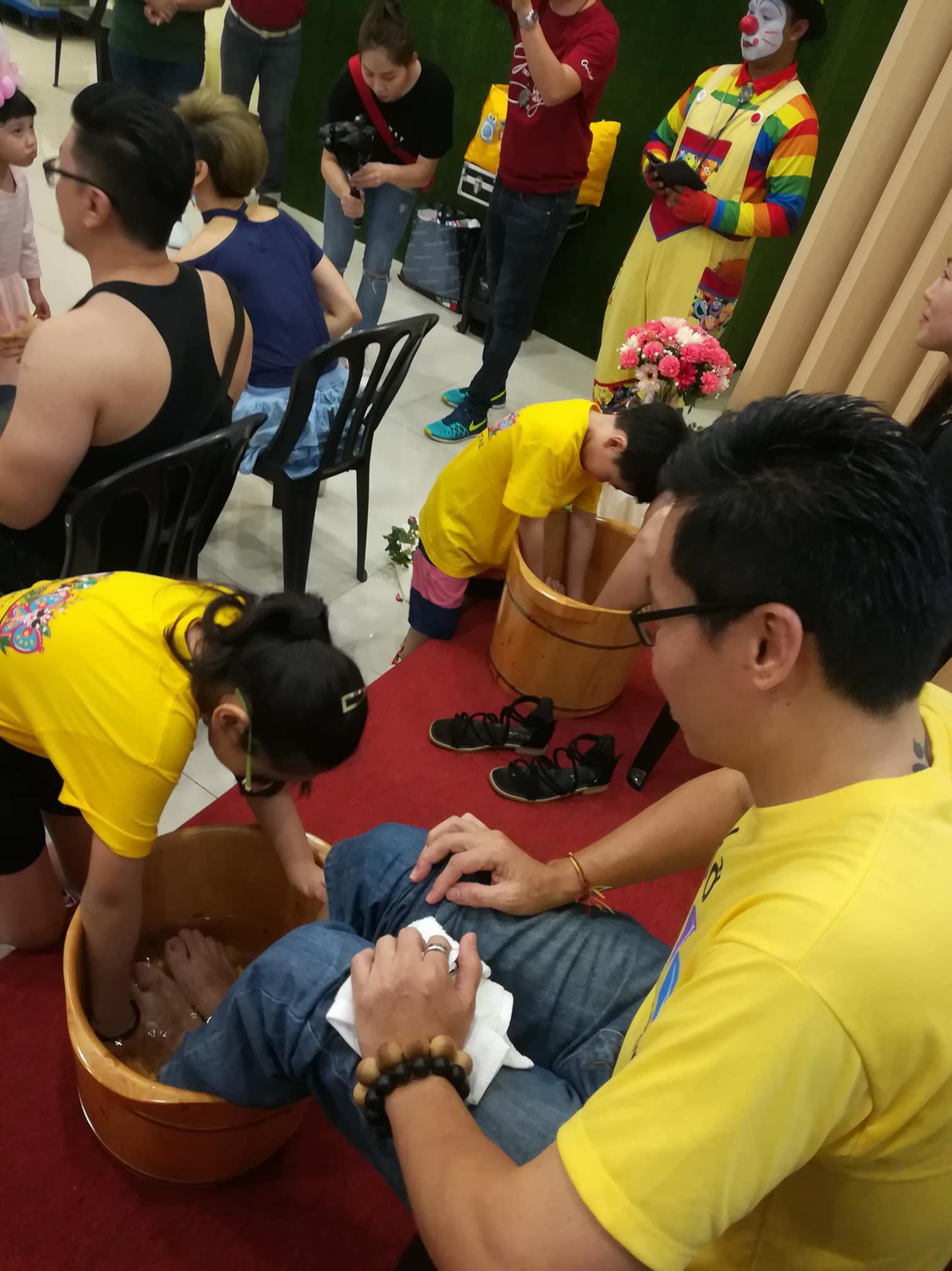 1000 trẻ mẫu giáo bỗng trở thành "nhân viên mát xa”, phải quỳ xuống rửa chân cho người lớn- Ảnh 3. 1000 trẻ mẫu giáo bỗng trở thành "nhân viên mát xa”, phải quỳ xuống rửa chân cho người lớn- Ảnh 3.