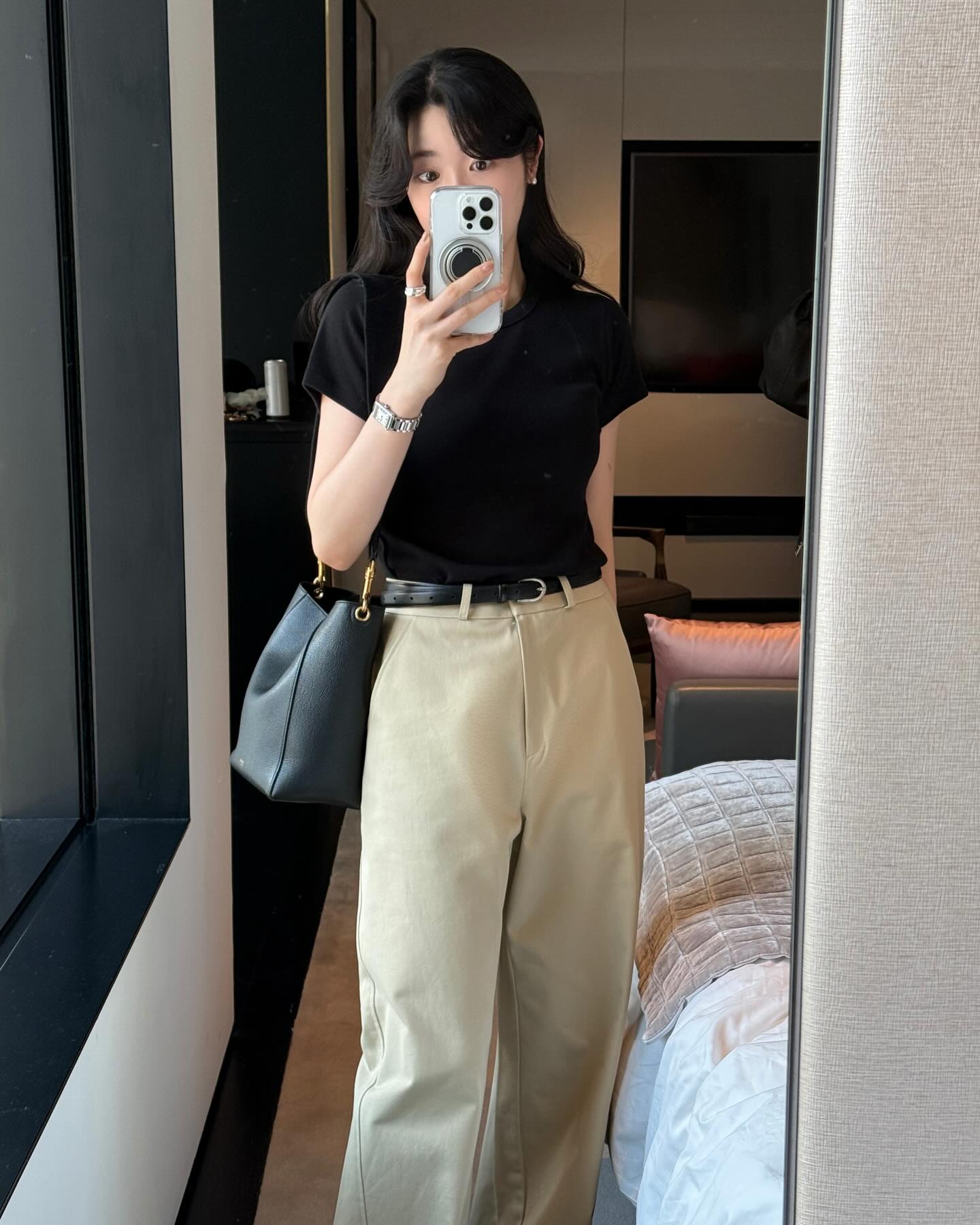 Đừng phối đồ cầu kỳ, chị em mặc áo thun theo 10 cách tối giản là sang trọng mọi lúc mọi nơi - Ảnh 1. Đừng phối đồ cầu kỳ, chị em mặc áo thun theo 10 cách tối giản là sang trọng mọi lúc mọi nơi - Ảnh 1.