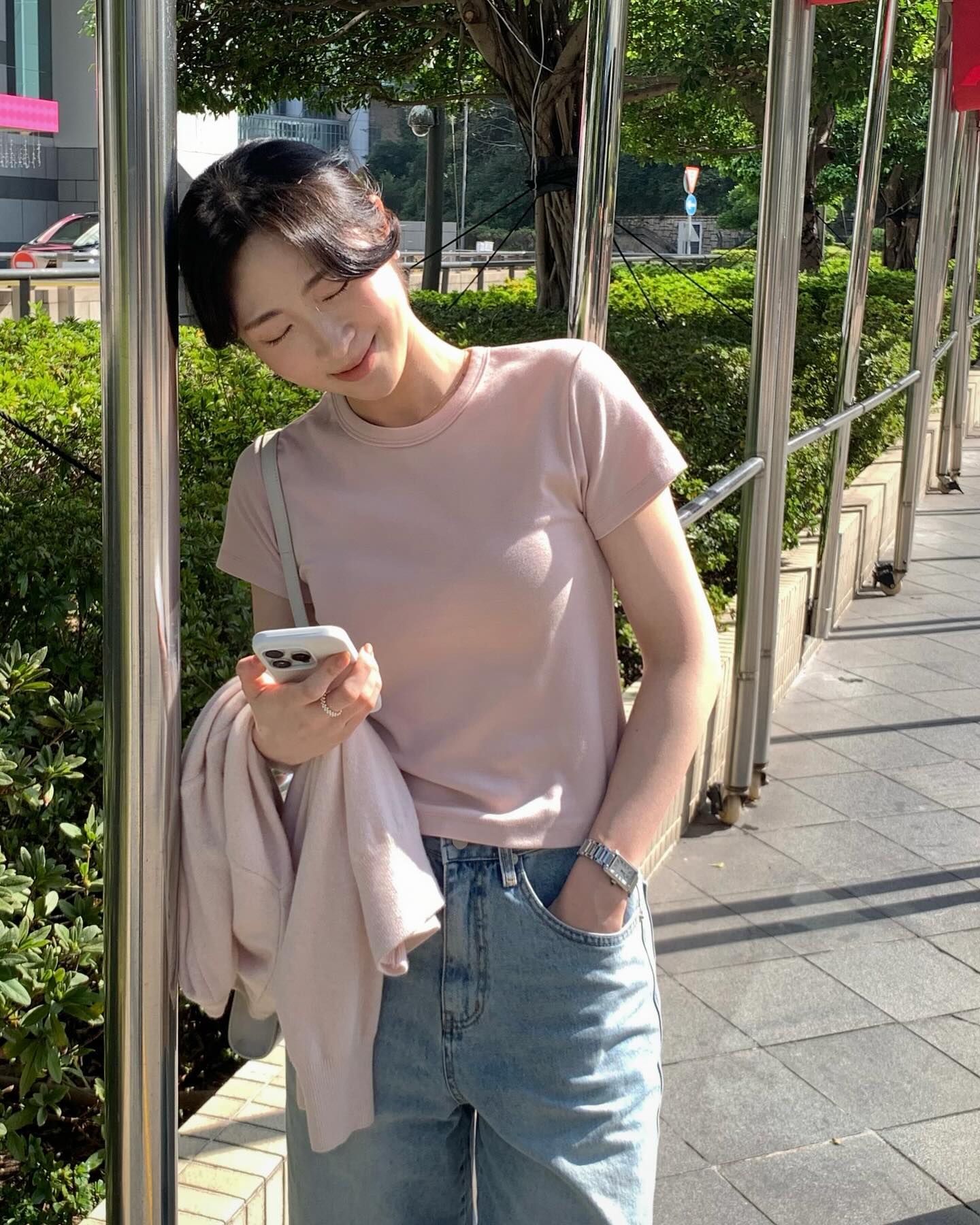 Đừng phối đồ cầu kỳ, chị em mặc áo thun theo 10 cách tối giản là sang trọng mọi lúc mọi nơi - Ảnh 2. Đừng phối đồ cầu kỳ, chị em mặc áo thun theo 10 cách tối giản là sang trọng mọi lúc mọi nơi - Ảnh 2.
