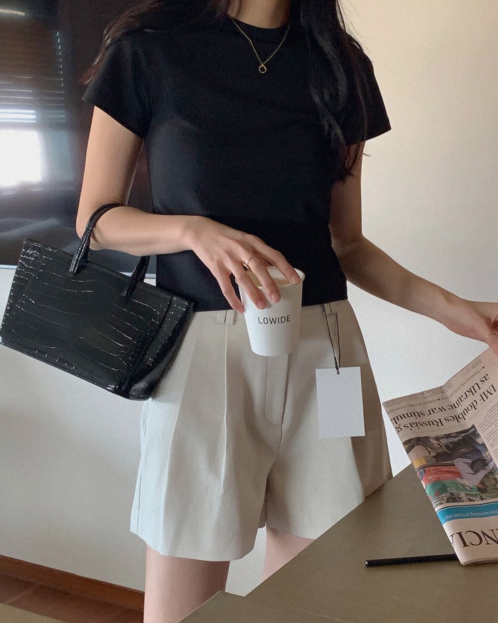 Đừng phối đồ cầu kỳ, chị em mặc áo thun theo 10 cách tối giản là sang trọng mọi lúc mọi nơi - Ảnh 3. Đừng phối đồ cầu kỳ, chị em mặc áo thun theo 10 cách tối giản là sang trọng mọi lúc mọi nơi - Ảnh 3.
