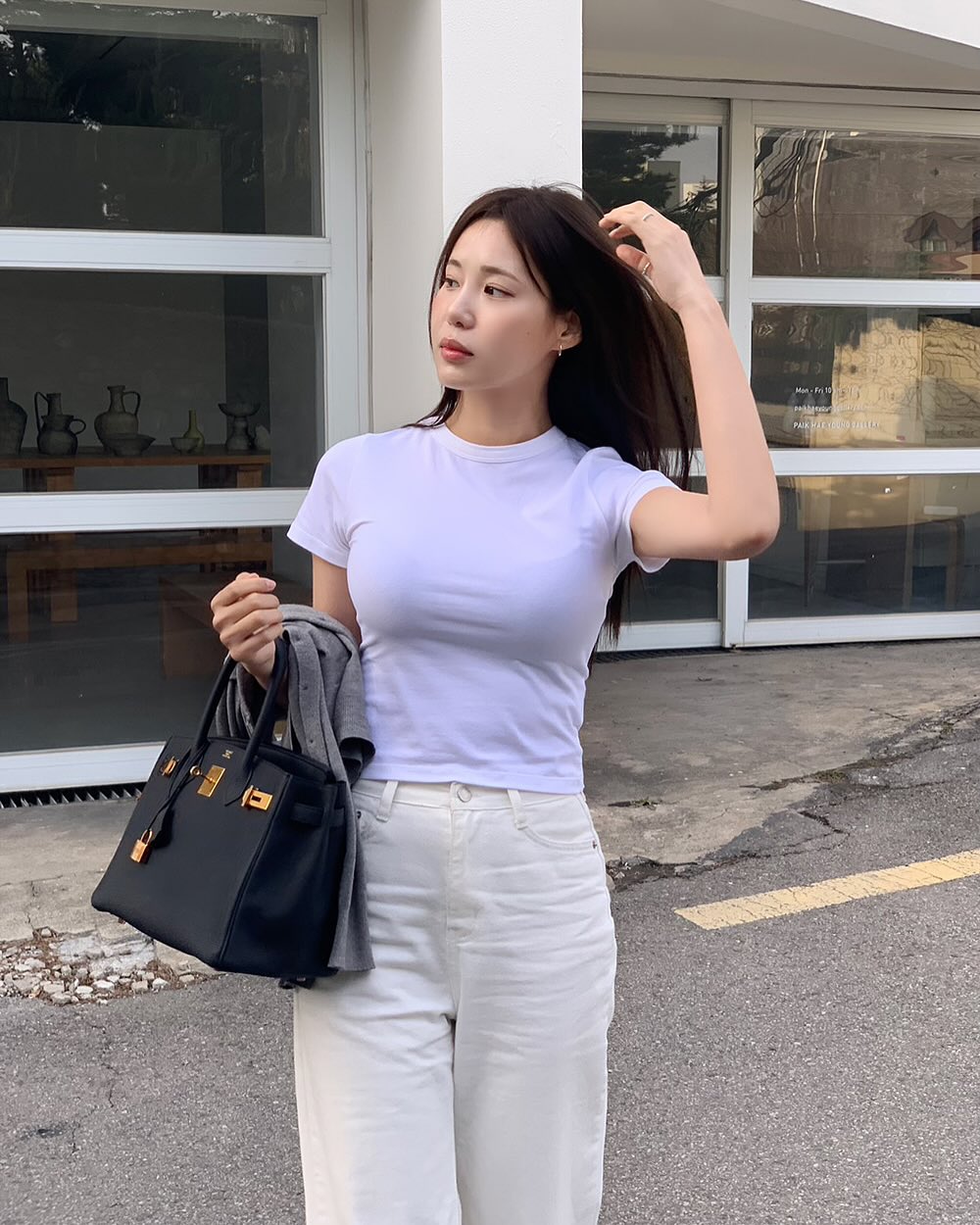 Đừng phối đồ cầu kỳ, chị em mặc áo thun theo 10 cách tối giản là sang trọng mọi lúc mọi nơi - Ảnh 4. Đừng phối đồ cầu kỳ, chị em mặc áo thun theo 10 cách tối giản là sang trọng mọi lúc mọi nơi - Ảnh 4.
