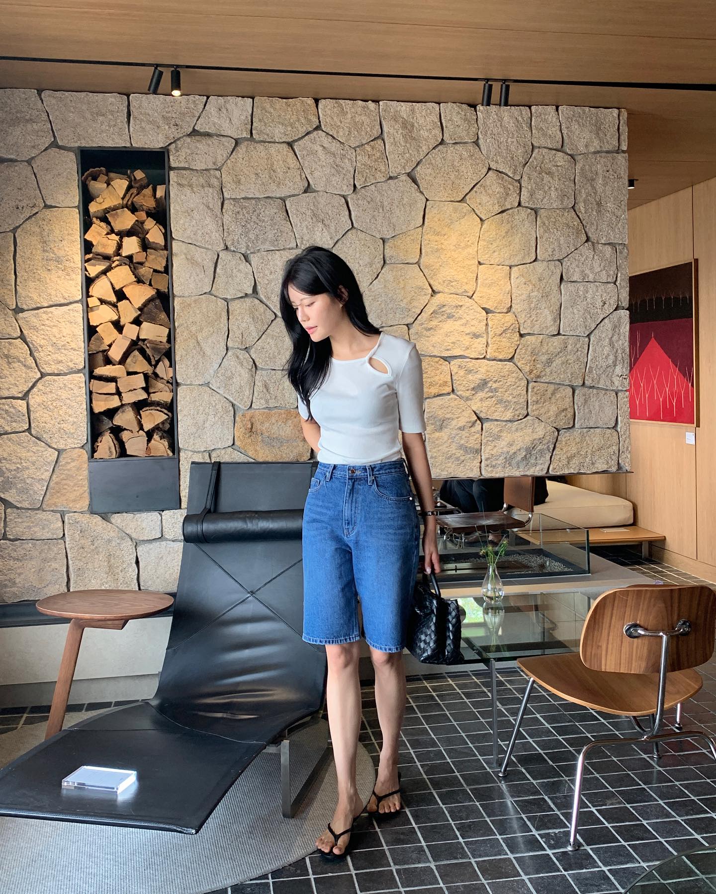 Đừng phối đồ cầu kỳ, chị em mặc áo thun theo 10 cách tối giản là sang trọng mọi lúc mọi nơi - Ảnh 7. Đừng phối đồ cầu kỳ, chị em mặc áo thun theo 10 cách tối giản là sang trọng mọi lúc mọi nơi - Ảnh 7.