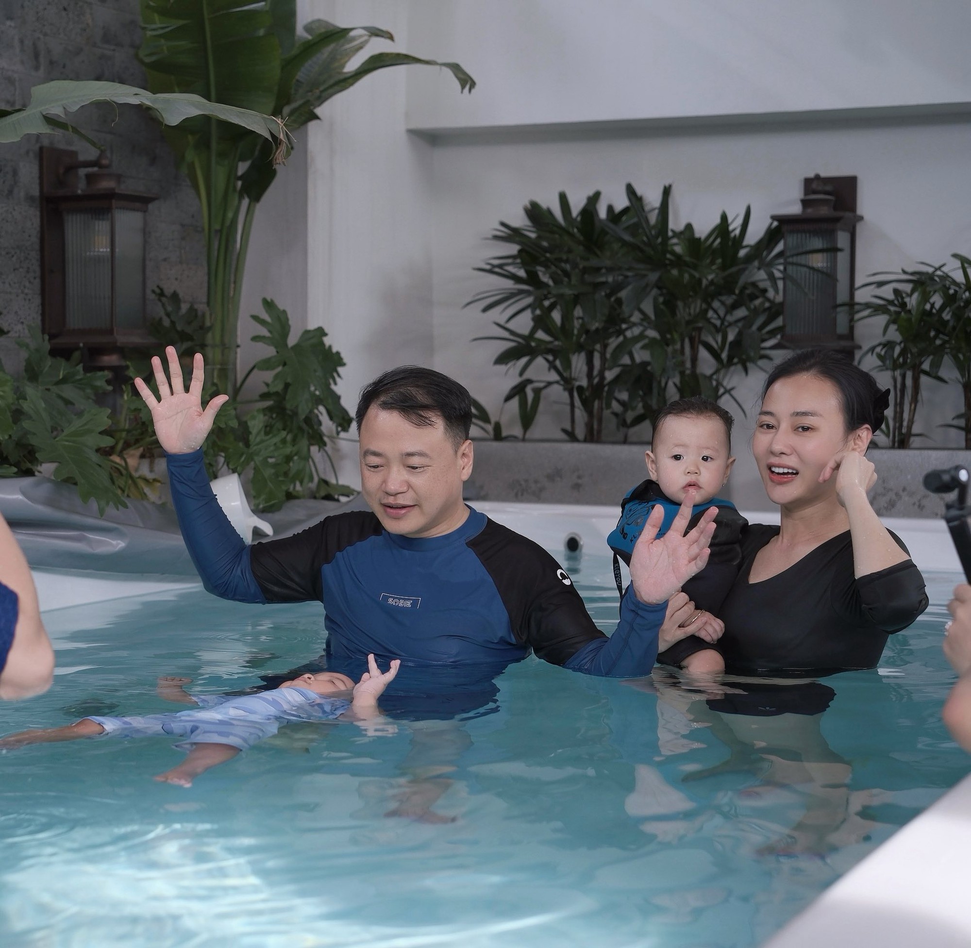 Shark Bình – Phương Oanh đưa cặp song sinh đi học bơi từ sớm: Thành quả không ngờ chỉ sau 1 tháng - Ảnh 1. Shark Bình – Phương Oanh đưa cặp song sinh đi học bơi từ sớm: Thành quả không ngờ chỉ sau 1 tháng - Ảnh 1.