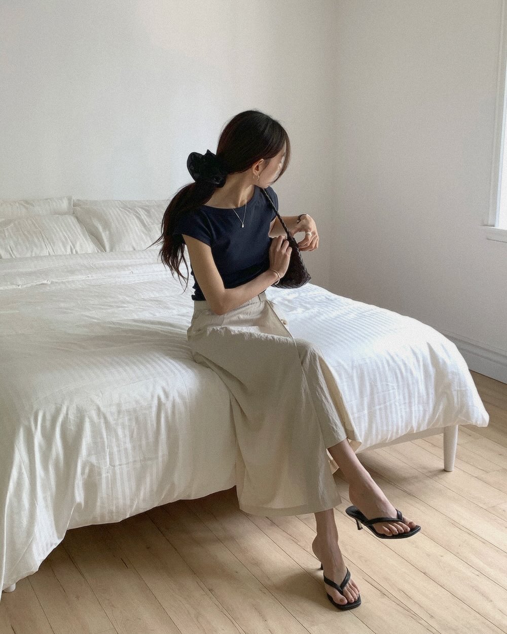 Đừng phối đồ cầu kỳ, chị em mặc áo thun theo 10 cách tối giản là sang trọng mọi lúc mọi nơi - Ảnh 8. Đừng phối đồ cầu kỳ, chị em mặc áo thun theo 10 cách tối giản là sang trọng mọi lúc mọi nơi - Ảnh 8.