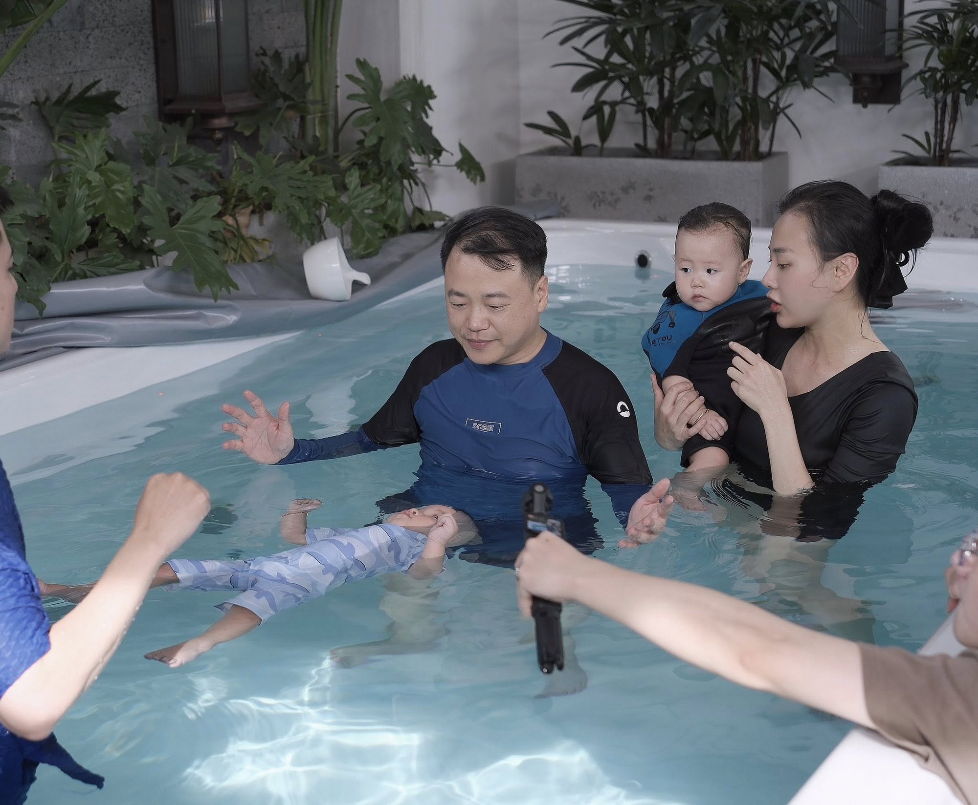 Shark Bình – Phương Oanh đưa cặp song sinh đi học bơi từ sớm: Thành quả không ngờ chỉ sau 1 tháng - Ảnh 3. Shark Bình – Phương Oanh đưa cặp song sinh đi học bơi từ sớm: Thành quả không ngờ chỉ sau 1 tháng - Ảnh 3.