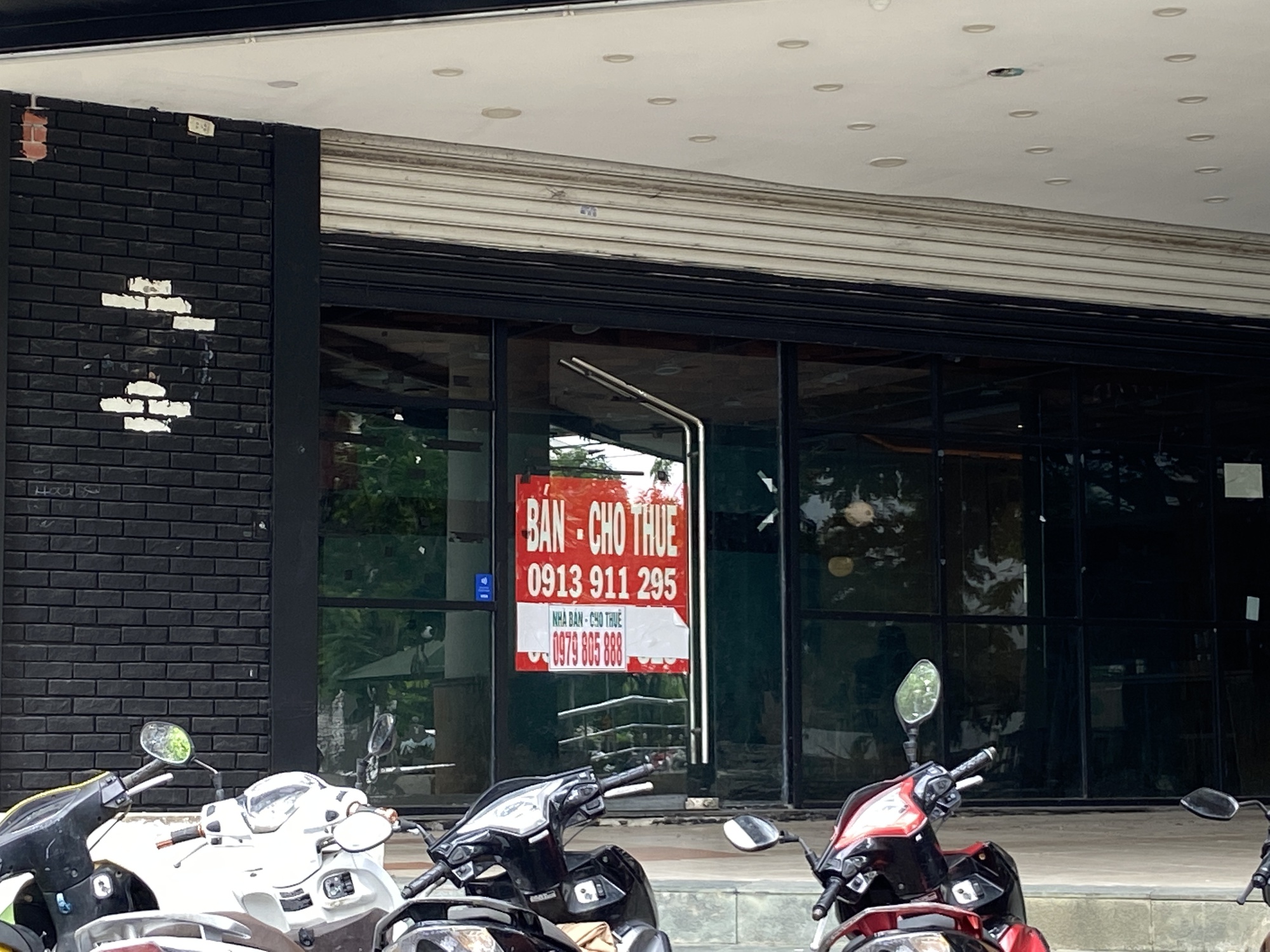 Khung cảnh lạ tại "khu nhà giàu" giữa lòng TP.HCM: Hàng loạt mặt bằng đóng cửa cho thuê, treo biển giảm giá vẫn không có khách - Ảnh 2. Khung cảnh lạ tại "khu nhà giàu" giữa lòng TP.HCM: Hàng loạt mặt bằng đóng cửa cho thuê, treo biển giảm giá vẫn không có khách - Ảnh 2.
