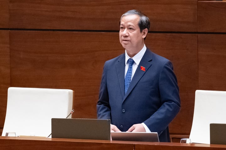 ĐBQH nói nhiều trường chạy đua vơ vét thí sinh, Bộ trưởng GD&ĐT xin 'dẫn chứng' - Ảnh 2. ĐBQH nói nhiều trường chạy đua vơ vét thí sinh, Bộ trưởng GD&ĐT xin 'dẫn chứng' - Ảnh 2.