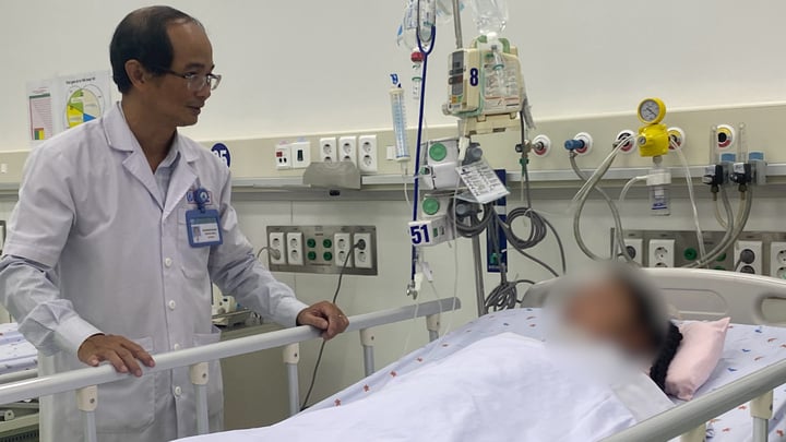 Truyền 10 lít máu cứu bệnh nhi sốt xuất huyết nặng - Ảnh 1. Truyền 10 lít máu cứu bệnh nhi sốt xuất huyết nặng - Ảnh 1.