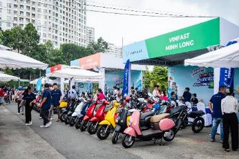 Người dân hào hứng sắm xe máy VinFast trong ngày hội đổi xăng lấy điện tại TP.HCM - Ảnh 1. Người dân hào hứng sắm xe máy VinFast trong ngày hội đổi xăng lấy điện tại TP.HCM - Ảnh 1.