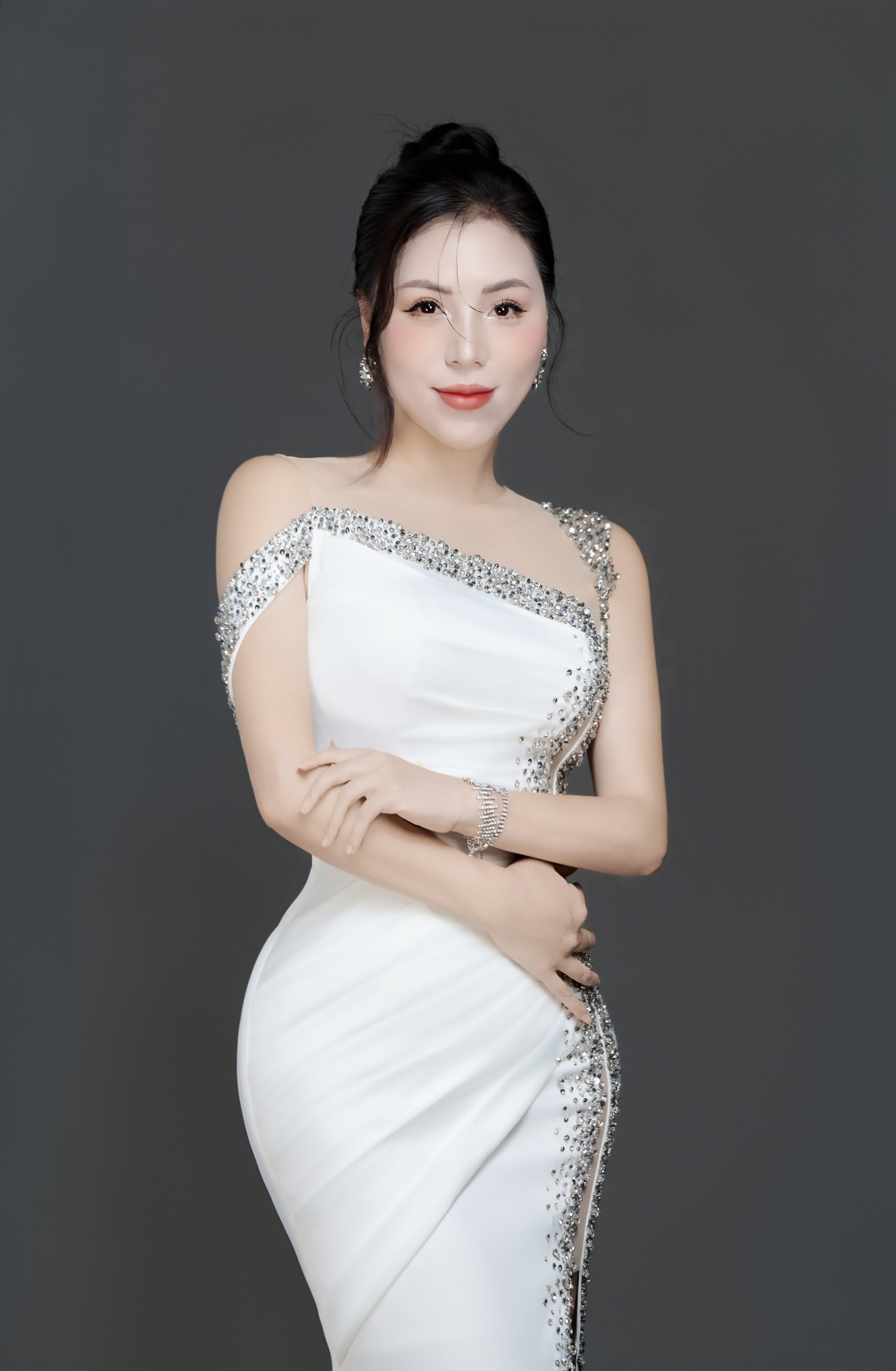Á hậu Hương Kathy ngồi giám khảo Mrs Grand Vietnam 2025 - Ảnh 2. Á hậu Hương Kathy ngồi giám khảo Mrs Grand Vietnam 2025 - Ảnh 2.