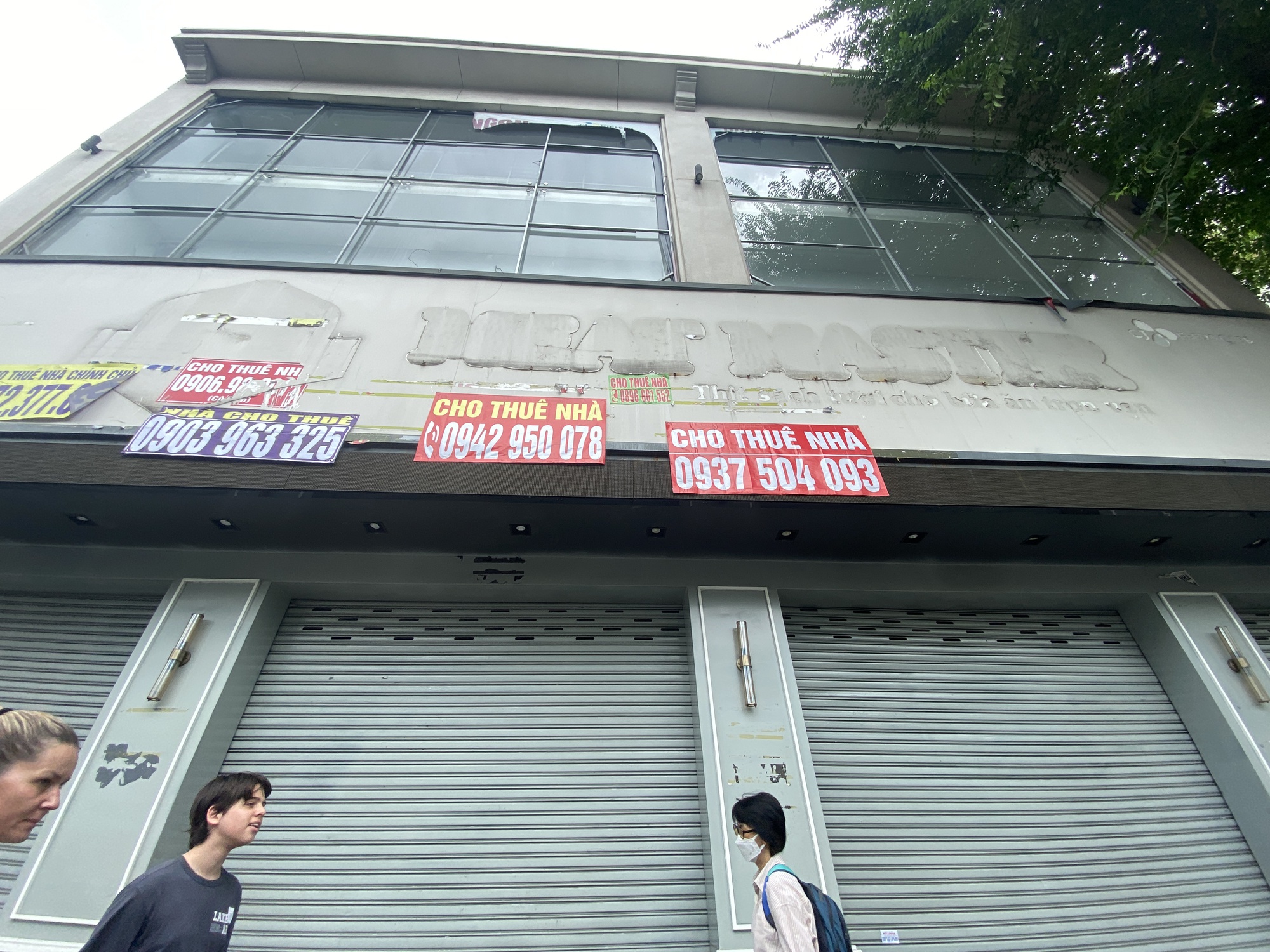 Khung cảnh lạ tại "khu nhà giàu" giữa lòng TP.HCM: Hàng loạt mặt bằng đóng cửa cho thuê, treo biển giảm giá vẫn không có khách - Ảnh 6. Khung cảnh lạ tại "khu nhà giàu" giữa lòng TP.HCM: Hàng loạt mặt bằng đóng cửa cho thuê, treo biển giảm giá vẫn không có khách - Ảnh 6.