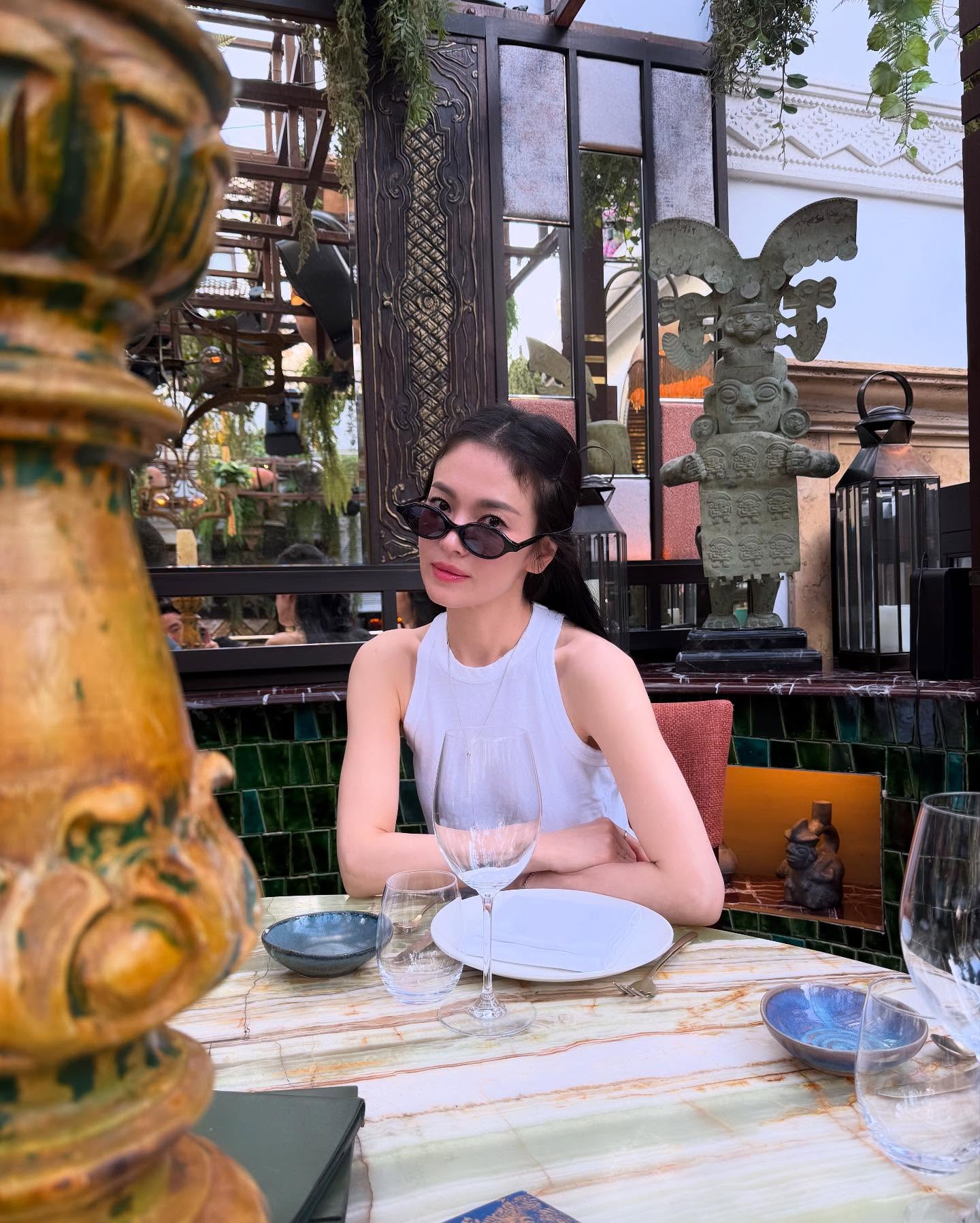 2 thái cực gây chú ý của Song Hye Kyo- Ảnh 13. 2 thái cực gây chú ý của Song Hye Kyo- Ảnh 13.