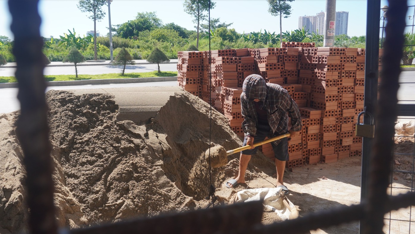 Vừa trộn xong mẻ vữa, chồng chết lặng nghe vợ báo tin 600 triệu đồng chuẩn bị cho con trai đi du học đã bị lừa mất sạch - Ảnh 1. Vừa trộn xong mẻ vữa, chồng chết lặng nghe vợ báo tin 600 triệu đồng chuẩn bị cho con trai đi du học đã bị lừa mất sạch - Ảnh 1.