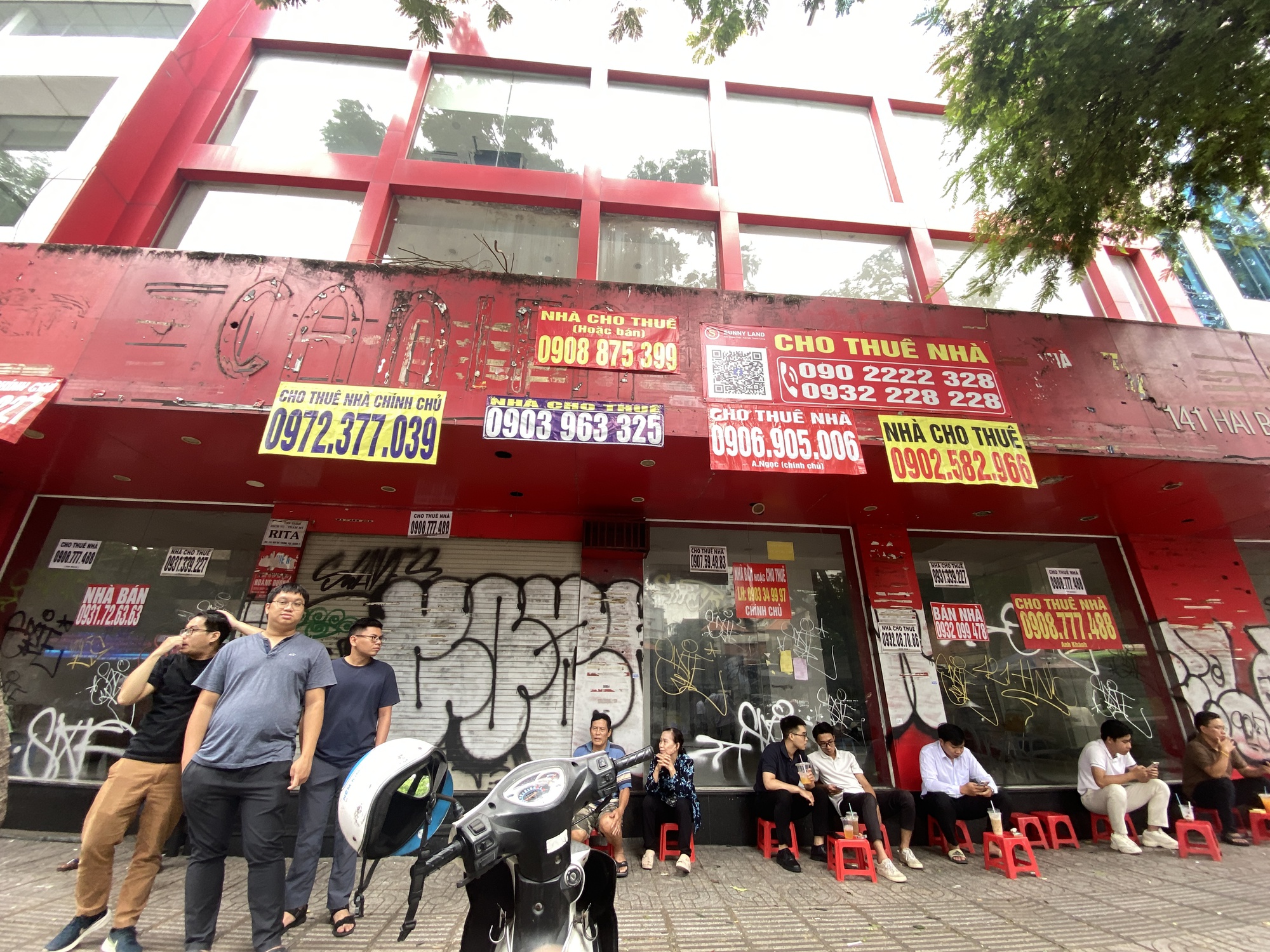 Khung cảnh lạ tại "khu nhà giàu" giữa lòng TP.HCM: Hàng loạt mặt bằng đóng cửa cho thuê, treo biển giảm giá vẫn không có khách - Ảnh 3. Khung cảnh lạ tại "khu nhà giàu" giữa lòng TP.HCM: Hàng loạt mặt bằng đóng cửa cho thuê, treo biển giảm giá vẫn không có khách - Ảnh 3.