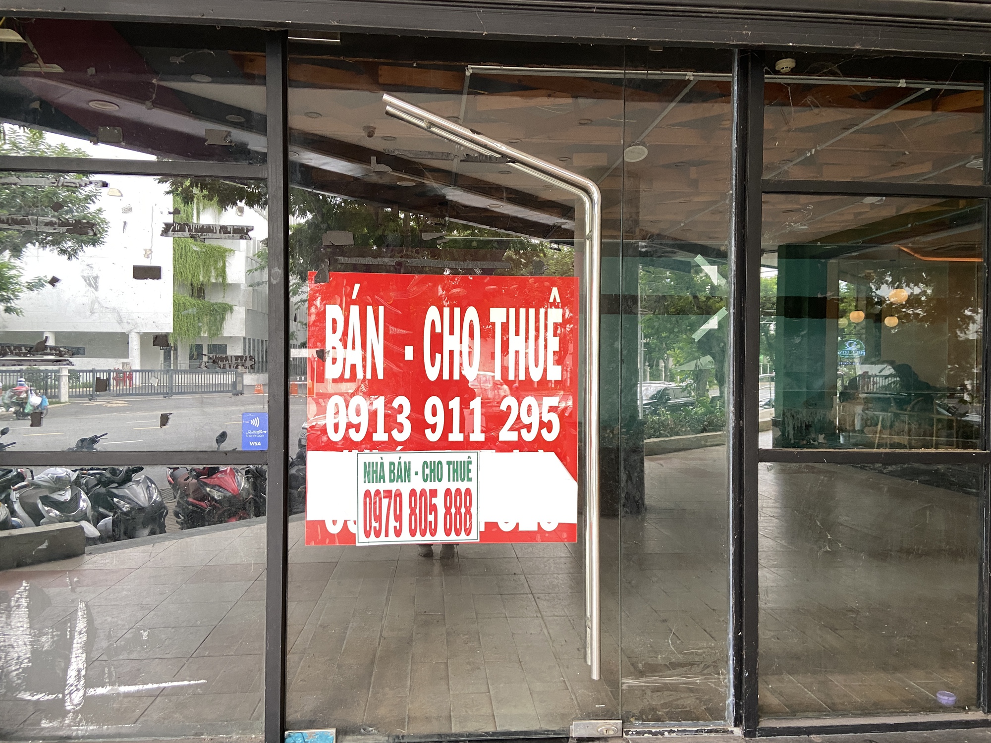 Khung cảnh lạ tại "khu nhà giàu" giữa lòng TP.HCM: Hàng loạt mặt bằng đóng cửa cho thuê, treo biển giảm giá vẫn không có khách - Ảnh 4. Khung cảnh lạ tại "khu nhà giàu" giữa lòng TP.HCM: Hàng loạt mặt bằng đóng cửa cho thuê, treo biển giảm giá vẫn không có khách - Ảnh 4.