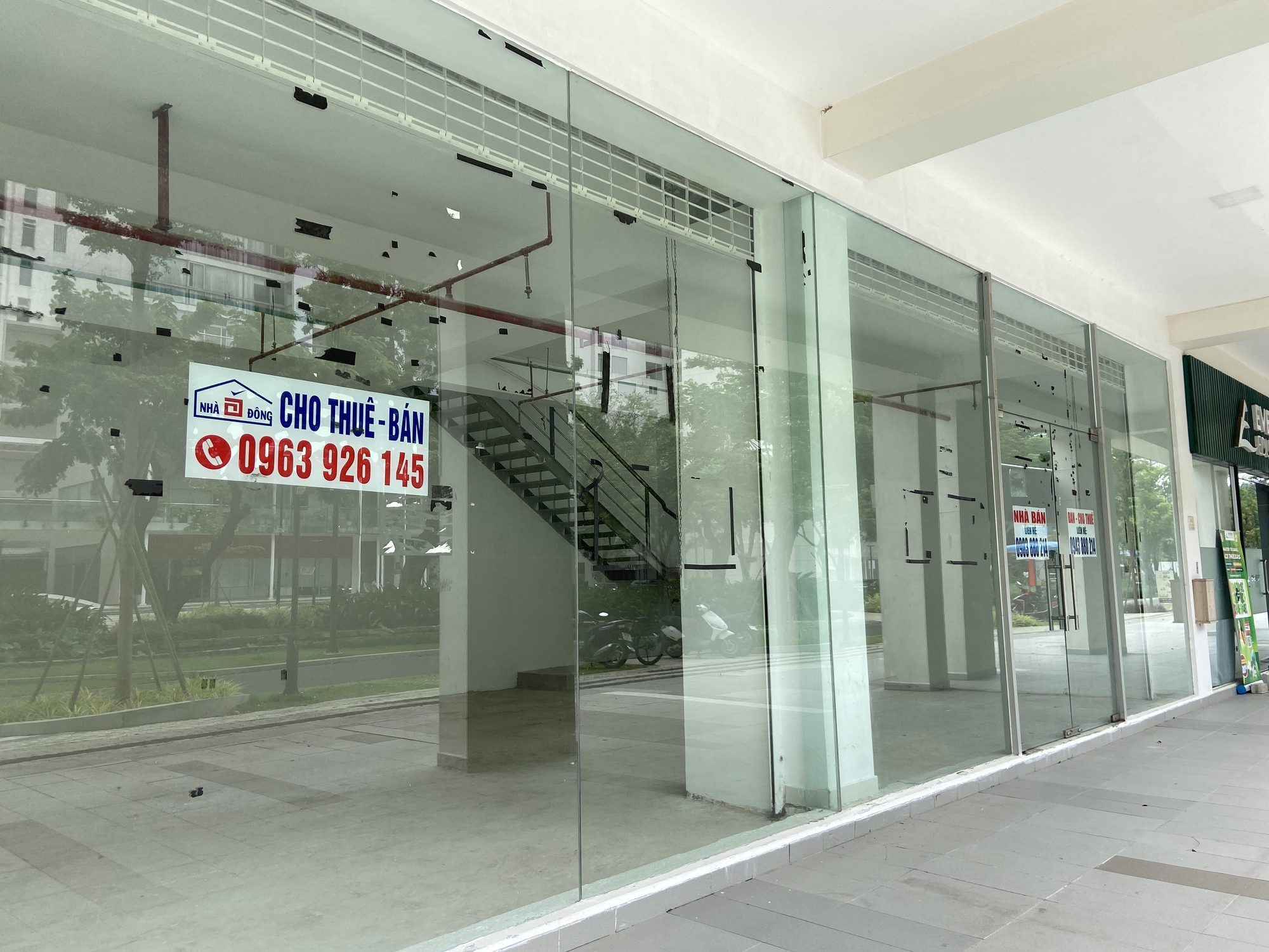 Khung cảnh lạ tại "khu nhà giàu" giữa lòng TP.HCM: Hàng loạt mặt bằng đóng cửa cho thuê, treo biển giảm giá vẫn không có khách - Ảnh 5. Khung cảnh lạ tại "khu nhà giàu" giữa lòng TP.HCM: Hàng loạt mặt bằng đóng cửa cho thuê, treo biển giảm giá vẫn không có khách - Ảnh 5.