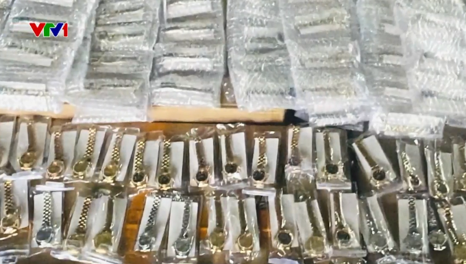 Thu giữ 450 đồng hồ giả nhãn hiệu Rolex - Ảnh 1. Thu giữ 450 đồng hồ giả nhãn hiệu Rolex - Ảnh 1.