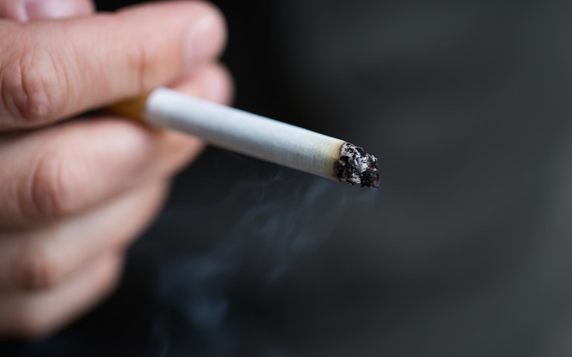 people-smoking-cigarretes-as-lv-2411181731965886197hpmain-1750325937420-17503259375121058145858.jpg