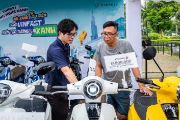 Người dân hào hứng sắm xe máy VinFast trong ngày hội đổi xăng lấy điện tại TP.HCM - Ảnh 2. Người dân hào hứng sắm xe máy VinFast trong ngày hội đổi xăng lấy điện tại TP.HCM - Ảnh 2.
