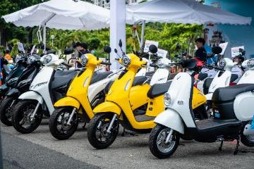 Người dân hào hứng sắm xe máy VinFast trong ngày hội đổi xăng lấy điện tại TP.HCM - Ảnh 6. Người dân hào hứng sắm xe máy VinFast trong ngày hội đổi xăng lấy điện tại TP.HCM - Ảnh 6.