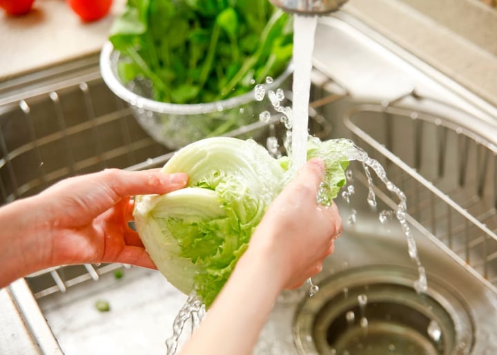 Chuyên gia hướng dẫn cách rửa rau loại bỏ thuốc trừ sâu, chất kích thích - Ảnh 1. Chuyên gia hướng dẫn cách rửa rau loại bỏ thuốc trừ sâu, chất kích thích - Ảnh 1.