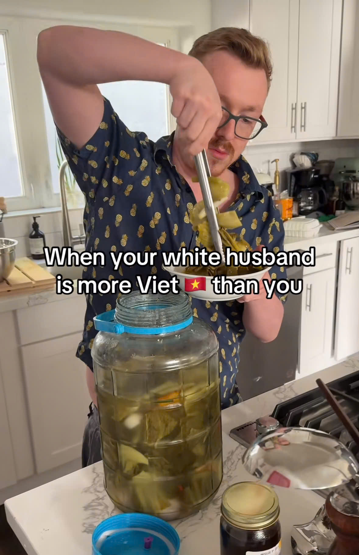 Chồng Tây khoe thành quả muối dưa cải, đem đi xào thịt heo đãi vợ Việt: Trình đến mức đã mua hẳn 1 thứ về học- Ảnh 2. Chồng Tây khoe thành quả muối dưa cải, đem đi xào thịt heo đãi vợ Việt: Trình đến mức đã mua hẳn 1 thứ về học- Ảnh 2.