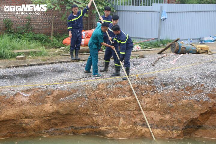 Xe máy rơi xuống 'hố tử thần': Nước dâng trở lại, 1 tuần chưa tìm thấy nạn nhân - Ảnh 3.
