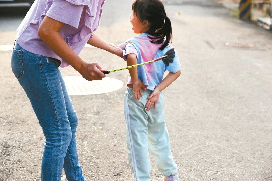 Đánh trẻ em không gây thương tích nhưng gây tổn hại tâm lý có được coi là bạo hành không? Bộ Công an trả lời - Ảnh 1. Đánh trẻ em không gây thương tích nhưng gây tổn hại tâm lý có được coi là bạo hành không? Bộ Công an trả lời - Ảnh 1.